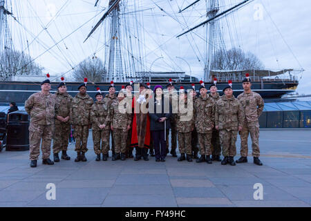 Greenwich, London, 21. April 2016. Der Bürgermeister von Greenwich, Stadtrat Norman Adams, mit der Armee-jüngstere Söhne vor der Cutty Sark. Der Royal Borough of Greenwich feiert 90. Geburtstag der Königin an Cutty Sark Gärten mit Royal-themed Unterhaltung und Musik von lokalen Bands, Beteiligung von Meer und Armee-jüngstere Söhne und einer Rede von Bürgermeister von Greenwich, Stadtrat Norman Adams. Bildnachweis: Imageplotter und Sport/Alamy Live Nachrichten Stockfoto