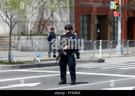 New York, USA. 21. April 2016. Ein NYPD bewaffnete Polizisten steht Wache vor dem UN-Hauptquartier in New York, 21. April 2016. Mehr als 165 Mitgliedstaaten der Vereinten Nationen werden erwartet eine hochrangige Unterzeichnungszeremonie für Paris Klimaabkommen, einschließlich eine geschätzte 60 Staats- und Regierungschefs, ein UN-Sprecher sagte Reportern hier Donnerstag. © Li Muzi/Xinhua/Alamy Live-Nachrichten Stockfoto