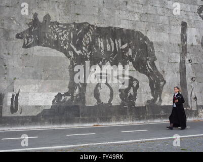 Rom, Italien, 21. April 2016. Die römischen Wolf erarbeitet wieder in "Triumphe und Klagen", die künstlerische Installation, entworfen von der südafrikanische Künstler William Kentridge. William Kentridge keine Farbe verwenden, um seine Arbeit zu realisieren, aber gelöscht stattdessen die biologische Schicht auf der Oberfläche der Mauer angesammelt schaffen seine Murales als eine negative Credit: Davide Vadala/Alamy Live News Stockfoto