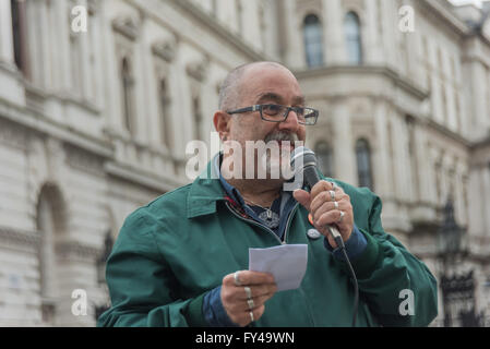 London, UK. 21. April 2016. Schockiert über die Meldungen von mehr als 400 Menschen ertrunken, als ihr Boot kenterte, Aktivisten an einer Downing St Vigil fordern dringende Änderung der Politik britische und andere europäische Regierungen ermöglichen sicheres Geleit für Flüchtlinge und für das Vereinigte Königreich, einen fairen Anteil an diejenigen, die nach Europa zu nehmen. David Rosenberg der jüdischen Sozialdemokratischen Fraktion spricht, erinnert, dass es war nur die Handlungen der Individuen und nicht als Regierungen, die in einigen deutschen Flucht vor Hitler in Großbritannien zu Leben geführt. Stockfoto