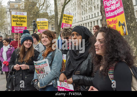 London, UK. 21. April 2016. Schockiert über die Meldungen von mehr als 400 Menschen ertrunken, als ihr Boot kenterte, Aktivisten an einer Downing St Vigil fordern dringende Änderung der Politik britische und andere europäische Regierungen ermöglichen sicheres Geleit für Flüchtlinge und für das Vereinigte Königreich, einen fairen Anteil an diejenigen, die nach Europa zu nehmen. Redner forderten die Briten, mehr Druck auf unsere Regierung zu handeln. Peter Marshall/Alamy Live-Nachrichten Stockfoto