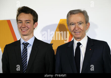 Tokio, Japan. 21. April 2016. Französischer Luxus Marke LVMH Fraktionsvorsitzender und CEO Bernard Arnault (R) lächelt mit seinem Sohn Antoine während ein Foto rufen Sie für den Empfang von Louis Vuitton Kunstausstellung in Tokio auf Donnerstag, 21. April 2016. Französischer Luxus Barnd Luis Vuitton wird die Ausstellung "Volez, Voguez, Voyagez" in Tokio vom 23. April bis 19. Juni halten. Kredite: Yoshio Tsunoda/AFLO/Alamy Live-Nachrichten Stockfoto