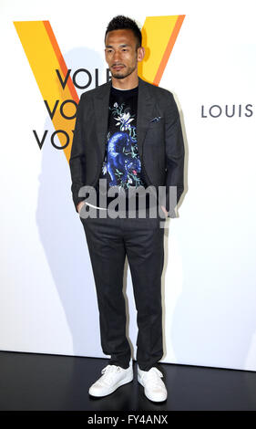 Tokio, Japan. 21. April 2016. Ehemaligen japanischen Fußball-star-Spieler Hidetoshi Nakata lächelt während eines Foto-Shooting für den Empfang von Louis Vuitton Kunstausstellung in Tokio auf Donnerstag, 21. April 2016. Französischer Luxus Barnd Luis Vuitton wird die Ausstellung "Volez, Voguez, Voyagez" in Tokio vom 23. April bis 19. Juni halten. Kredite: Yoshio Tsunoda/AFLO/Alamy Live-Nachrichten Stockfoto