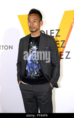 Tokio, Japan. 21. April 2016. Ehemaligen japanischen Fußball-star-Spieler Hidetoshi Nakata lächelt während eines Foto-Shooting für den Empfang von Louis Vuitton Kunstausstellung in Tokio auf Donnerstag, 21. April 2016. Französischer Luxus Barnd Luis Vuitton wird die Ausstellung "Volez, Voguez, Voyagez" in Tokio vom 23. April bis 19. Juni halten. Kredite: Yoshio Tsunoda/AFLO/Alamy Live-Nachrichten Stockfoto