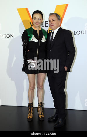 Tokio, Japan. 21. April 2016. Hong Kong Schauspielerin Carina Lau lächelt mit Louis Vuitton Chairman und CEO Michael Burke während eines Foto-Shooting für den Empfang von Louis Vuitton Kunstausstellung in Tokio auf Donnerstag, 21. April 2016. Französischer Luxus Barnd Luis Vuitton wird die Ausstellung "Volez, Voguez, Voyagez" in Tokio vom 23. April bis 19. Juni halten. Kredite: Yoshio Tsunoda/AFLO/Alamy Live-Nachrichten Stockfoto