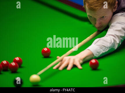 Sheffield, UK. 21. April 2016. Anthony McGill von Schottland konkurriert in der zweiten Vorrundenspiel gegen Marco Fu Hong Kong China bei Snooker World Championship 2016 im Crucible Theatre in Sheffield, England, 21. April 2016. © Jon Buckle/Xinhua/Alamy Live-Nachrichten Stockfoto