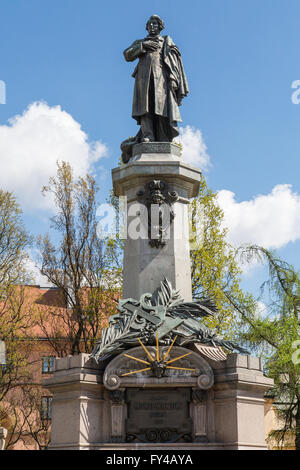 Warschau, Polen. 21. April 2016. Adam-Mickiewicz-Denkmal (Polnisch: Pomnik Adama Mickiewicza) ist ein Denkmal gewidmet Adam Mickiewicz © Mateusz Wlodarczyk/Pacific Press/Alamy Live News Stockfoto