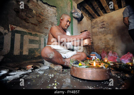 Kathmandu, Nepal. 21. April 2016. RAM-Duwal, 29 Jahre alt, religiöses Ritual Puja "SARADA" ihrer Mutter Betii Duwal, 68 Jahre alt in seinem zerstörten Haus, die während der letztjährigen Erdbeben in Tahamala, Bhaktapur, Nepal Untergang durchführen. Die meisten der alten wurden Häuser in Bhaktapur schlecht vom letztjährigen Erdbeben mit einer Magnitude von 7,8 Tötung über 8.000 Menschen in Nepal und Tausende von zerstört verletzt, wodurch Hunderte von Menschen in vielen Bezirken des Landes Obdachlose mit ganze Dörfer wurden. © Narayan Maharjan/Pacific Press/Alamy Live-Nachrichten Stockfoto