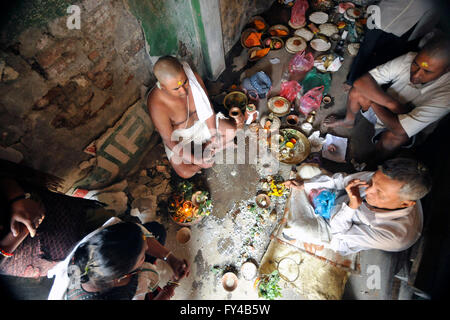 Kathmandu, Nepal. 21. April 2016. RAM-Duwal, 29 Jahre alt, religiöses Ritual Puja "SARADA" ihrer Mutter Betii Duwal, 68 Jahre alt in seinem zerstörten Haus, die während der letztjährigen Erdbeben in Tahamala, Bhaktapur, Nepal Untergang durchführen. Die meisten der alten wurden Häuser in Bhaktapur schlecht vom letztjährigen Erdbeben mit einer Magnitude von 7,8 Tötung über 8.000 Menschen in Nepal und Tausende von zerstört verletzt, wodurch Hunderte von Menschen in vielen Bezirken des Landes Obdachlose mit ganze Dörfer wurden. © Narayan Maharjan/Pacific Press/Alamy Live-Nachrichten Stockfoto