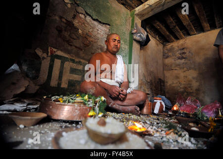 Kathmandu, Nepal. 21. April 2016. RAM-Duwal, 29 Jahre alt, religiöses Ritual Puja "SARADA" ihrer Mutter Betii Duwal, 68 Jahre alt in seinem zerstörten Haus, die während der letztjährigen Erdbeben in Tahamala, Bhaktapur, Nepal Untergang durchführen. Die meisten der alten wurden Häuser in Bhaktapur schlecht vom letztjährigen Erdbeben mit einer Magnitude von 7,8 Tötung über 8.000 Menschen in Nepal und Tausende von zerstört verletzt, wodurch Hunderte von Menschen in vielen Bezirken des Landes Obdachlose mit ganze Dörfer wurden. © Narayan Maharjan/Pacific Press/Alamy Live-Nachrichten Stockfoto