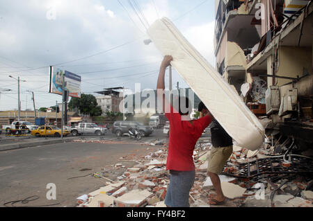 Portoviejo, Ecuador. 21. April 2016. Mitglieder einer Familie erholen sich die Sachen von ihr Haus beschädigt durch das Erdbeben in Portoviejo, Ecuador, am 21. April 2016. Ecuadors Staatsanwaltschaft sagte in seinem jüngsten Bericht, dass die Zahl der Todesopfer des verheerenden Erdbebens 577 erreicht hat. Unter den Toten waren mindestens 13 Ausländer aus verschiedenen Ländern. Bildnachweis: Rong Hao/Xinhua/Alamy Live-Nachrichten Stockfoto