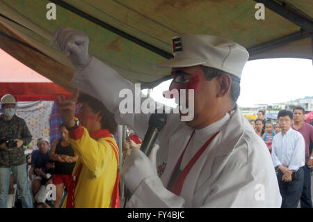 Portoviejo, Ecuador. 21. April 2016. Cesar Macias (vorne), bekannt als Clown "Lapicito", muntert auf die Kinder, die in einem Tierheim nach dem Erdbeben am Flughafen Tamarindos in Portoviejo, Ecuador, auf 21. April 2016 installiert bleiben. Ecuadors Staatsanwaltschaft sagte in seinem jüngsten Bericht, dass die Zahl der Todesopfer des verheerenden Erdbebens 577 erreicht hat. Unter den Toten waren mindestens 13 Ausländer aus verschiedenen Ländern. (Xinhua/Rong Hao) Stockfoto