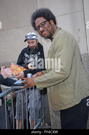 New York, NY, USA. 21. April 2016. W. Kamau Bell unterwegs für Promi-Schnappschüsse - THU, New York, NY 21. April 2016. Bildnachweis: Derek Sturm/Everett Collection/Alamy Live-Nachrichten Stockfoto