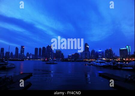 Qingdao, Qingdao, CHN. 19. April 2016. Qingdao, CHINA - 19. April 2016: (Nur zur redaktionellen Verwendung. CHINA aus) die Qingdao International Sailing Centre ist ein Segeln Yachthafen befindet sich auf dem ehemaligen Gelände der Beihai-Werft von Qingdao der Fushan Bay in der Provinz Shandong in China. Es wurde für die Olympischen Sommerspiele 2008 errichtet. Es bewirtet die Olympischen und Paralympischen Segeln Wettbewerbe. Zugang aus dem Qingdao Paralympischen Dorf zum Dock, Arbeitsbereiche, etc. sorgten zahlreiche Golf-Carts, endlose tagsüber Runde macht. Beide Enden des Arbeitsbereichs hatte 2 Krane pro Stück, die konnten große Kielboote heben. Stockfoto