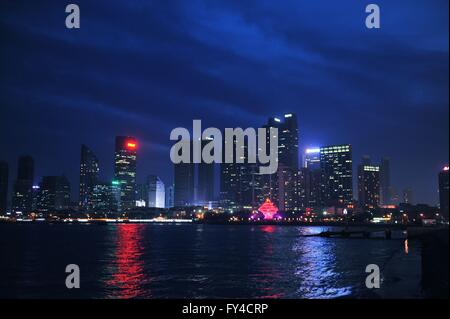 Qingdao, Qingdao, CHN. 19. April 2016. Qingdao, CHINA - 19. April 2016: (Nur zur redaktionellen Verwendung. CHINA aus) die Qingdao International Sailing Centre ist ein Segeln Yachthafen befindet sich auf dem ehemaligen Gelände der Beihai-Werft von Qingdao der Fushan Bay in der Provinz Shandong in China. Es wurde für die Olympischen Sommerspiele 2008 errichtet. Es bewirtet die Olympischen und Paralympischen Segeln Wettbewerbe. Zugang aus dem Qingdao Paralympischen Dorf zum Dock, Arbeitsbereiche, etc. sorgten zahlreiche Golf-Carts, endlose tagsüber Runde macht. Beide Enden des Arbeitsbereichs hatte 2 Krane pro Stück, die konnten große Kielboote heben. Stockfoto