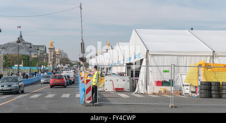 Paris, Frankreich. 20. April 2016. Anstrengenden Tag im Bereich Garagen für die erste Zeit immer Elektroautos ePrix in der Stadt der Lichter. Auspacken und Zusammenbau des Autos in einer sehr belebten Gegend der Stadt zwischen Hôtel des Invalides und Brücke Alexander III. © Ernesto Matozza/Pacific Press/Alamy Live-Nachrichten Stockfoto