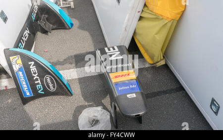 Paris, Frankreich. 20. April 2016. Anstrengenden Tag im Bereich Garagen für die erste Zeit immer Elektroautos ePrix in der Stadt der Lichter. Auspacken und Zusammenbau des Autos in einer sehr belebten Gegend der Stadt zwischen Hôtel des Invalides und Brücke Alexander III. © Ernesto Matozza/Pacific Press/Alamy Live-Nachrichten Stockfoto