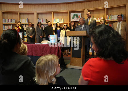 San Francisco, USA. 21. April 2016. San Francisco Bürgermeister Ed Lee gibt es eine Rede bei der feierlichen Unterzeichnung von einer voll bezahlten Elternurlaub verlassen Verordnung an das Kinderzentrum der Hauptbibliothek San Francisco, USA, 21. April 2016. San Francisco Bürgermeister Ed Lee am Donnerstag unterzeichnet eine bezahlten Elternurlaub Verordnung macht die Stadt die erste in den Vereinigten Staaten, die vollen Bezahlung für Eltern zur Betreuung ihrer neuen Babys benötigt. © Liu Yilin/Xinhua/Alamy Live-Nachrichten Stockfoto