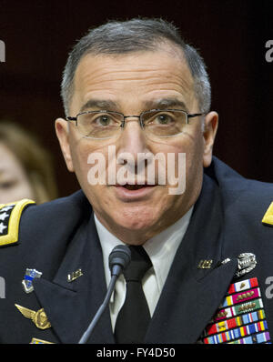 Washington, District Of Columbia, USA. 21. April 2016. Vereinigte Staaten Armee-General Curtis M. Scaparrotti bezeugt vor uns Senate Committee on Armed Services auf seine Wiederwahl in die Klasse der General und Kommandant, United States European Command und Supreme Allied Commander, Europa auf dem Capitol Hill in Washington, DC am Donnerstag, 21. April, 2016.Credit: Ron Sachs/CNP Credit: Ron Sachs/CNP/ZUMA Draht/Alamy Live News Stockfoto