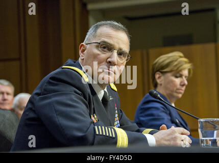 Washington, District Of Columbia, USA. 21. April 2016. Vereinigte Staaten Armee-General Curtis M. Scaparrotti bezeugt vor uns Senate Committee on Armed Services auf seine Wiederwahl in die Klasse der General und Kommandant, United States European Command und Supreme Allied Commander, Europa auf dem Capitol Hill in Washington, DC am Donnerstag, 21. April, 2016.Credit: Ron Sachs/CNP Credit: Ron Sachs/CNP/ZUMA Draht/Alamy Live News Stockfoto