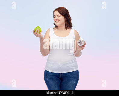 plus Size Frau Wahl Apfel oder Donut glücklich Stockfoto