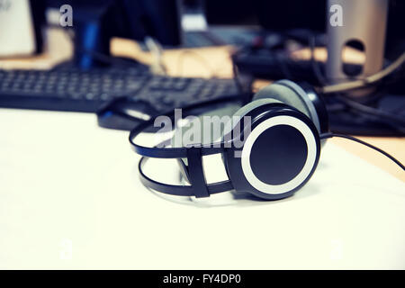 Kopfhörer bei Aufnahme Studio oder Radiosender Stockfoto