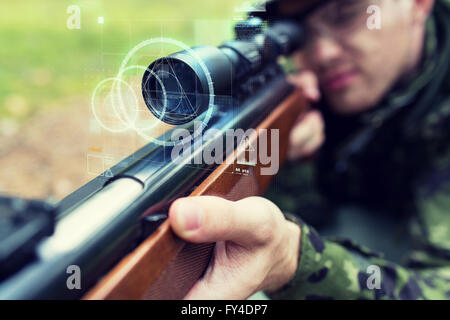 Nahaufnahme von Soldaten oder Scharfschütze mit Gewehr im Wald Stockfoto