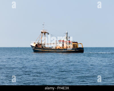 Niederländische Garnelenfischerin oder Garnelen Fräser Fischerboot auf the Wadden Sea, Niederlande Stockfoto