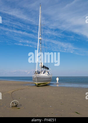 Boot am Strand bei Ebbe auf die Feuchtgebiete des Wattenmeeres in den Niederlanden Stockfoto