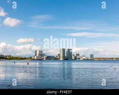 Waterfront Skyline moderne Architektur in Almere-Stadt von Weerwater in der Provinz Flevoland, in der Nähe von Amsterdam, Niederlande Stockfoto