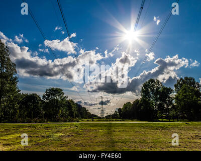 Hinterleuchtete Hochspannung Stromkabel, Flevoland, Niederlande Stockfoto