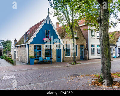 Häuser in der Main Street (Dorpsstraat) von Ost-Vlieland, Stadt auf der westfriesischen Insel Vlieland, Niederlande Stockfoto