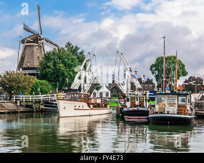 Windmühle, Brücke und Boote im Hafen von Harderwijk in de Provinz Gelderland, Niederlande Stockfoto