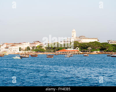 Stone Town auf Sansibar gesehen von der Fähre von Dar Es Salaam. Stockfoto