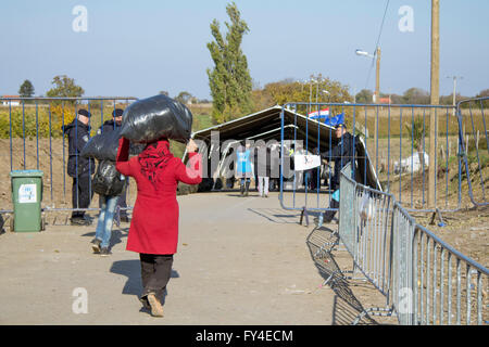 Flüchtlinge, Serbo-Kroatisch Grenzübertritt zwischen Berkasovo (Serbien) und Bapska (Kroatien) Stockfoto