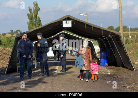 Flüchtlinge, Serbo-Kroatisch Grenzübertritt zwischen Berkasovo (Serbien) und Bapska (Kroatien) Stockfoto