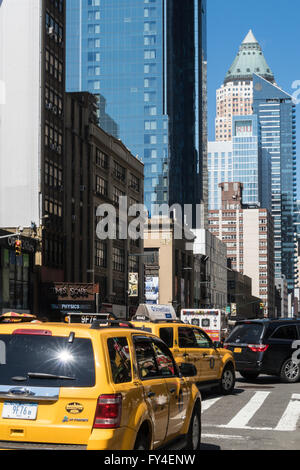 Architektur und Verkehr an der Eighth Avenue, NYC Stockfoto