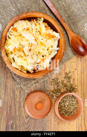 Sauerkraut, Karotten, Salz, Wasser, Zucker, Knoblauch, Fenchelsamen, Pe Stockfoto