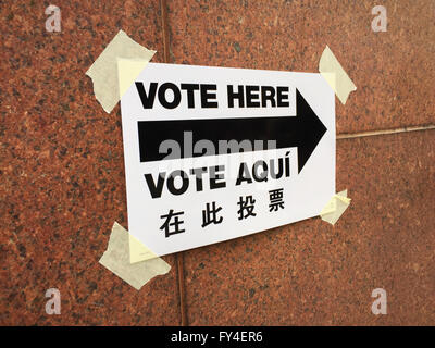 Stimmen Sie hier Richtungsanzeiger in Englisch, Spanisch und Chinesisch, Wahlposition NYC, USA Stockfoto