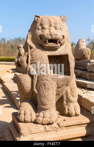 Carven auf The Shore Tempel in Mahabalipuram Tempelkomplex, Coromandel-Küste, Indien Stockfoto