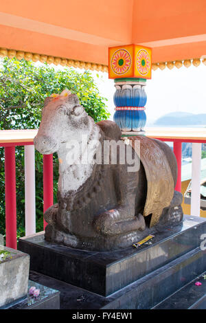 Skulptur von Nanthi Thevar (oder Nandi) in Koneswaram Tempel von Trincomalee, Sri Lanka Stockfoto