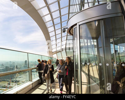 Besucher genießen Sie den Blick über die Themse und die Stadt vom Sky Garden Outdoor-Balkon am oberen Rand das Walkie Talkie Gebäude, Stockfoto