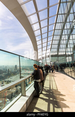 Besucher genießen Sie den Blick über die Themse und die Stadt vom Sky Garden Outdoor-Balkon am oberen Rand das Walkie Talkie Gebäude, Stockfoto