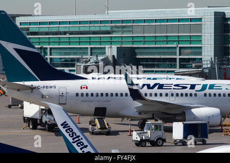 WestJet-Flugzeugen auf dem Rollfeld am Flughafen Toronto Pearson in Toronto, Ontario, am 7. Mai 2015. Stockfoto