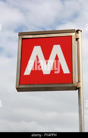 Rote Metro Zeichen in Mailand, Italien Stockfoto
