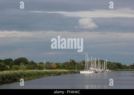 Segelschiffe auf dem Fluss Ryck, Mecklenburg-Vorpommern, Deutschland. Stockfoto