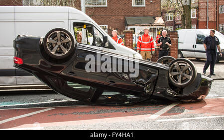 Verkehrsunfall, schwarz Audi über auf dem Dach, die Polizei und die Feuerwehr rollte auf, Weiß van Neben, zerbrochenes Glas Stockfoto