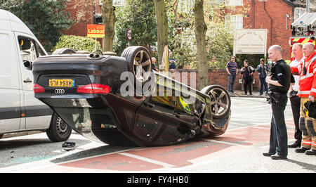 Autounfall schwarz Audi auf den Kopf mit Polizei und Feuerwehr auf der Suche an in der Ungläubigkeit Stockfoto