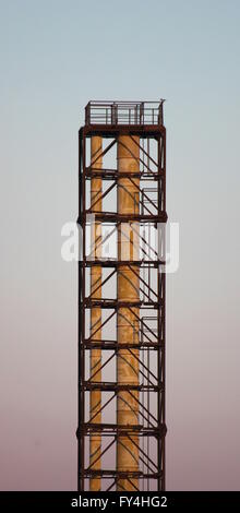 Eine industrielle Metall Rauchrohr in Sundawn. Stockfoto