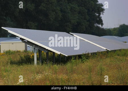 PV-Anlage außerhalb der Stadt. Stockfoto